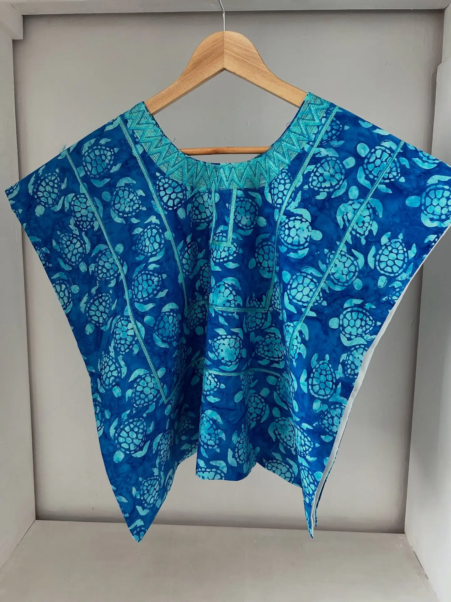 Huipil de tortugas con cadenilla azul
